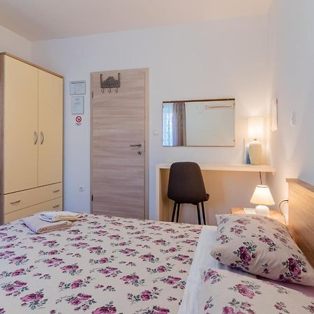 Room Laudina Cres Exterior photo